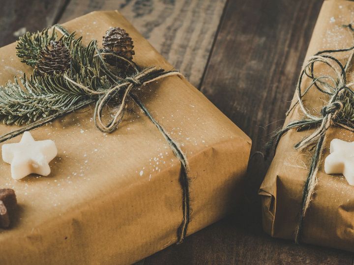 Example photo: kraft-paper gift packages with pine and twine